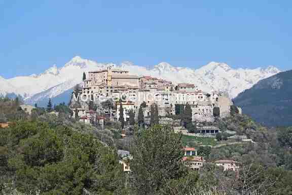 Rare, carros proche village au calme absolu très beau terrain